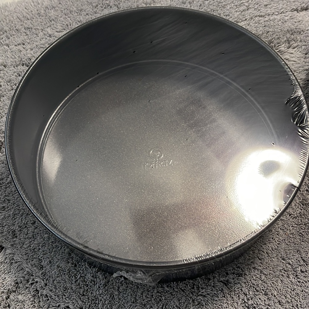 Hoffritz Non-Stick Springform Cake Pan - Picture 3 of 6